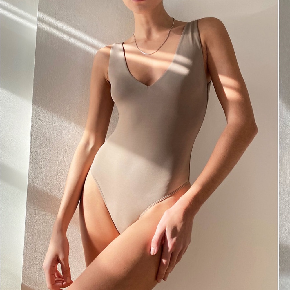 🆕 Aritzia Babaton Contour V-Neck Bodysuit